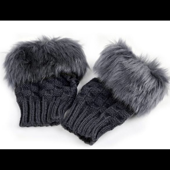 Last pair🆕Gray Fingerless Gloves❄️Faux Fur Trim🎁Knit Fashion - Picture 2 of 5